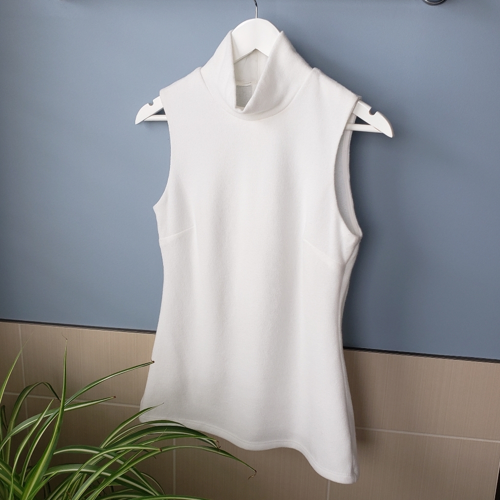 Frank Lyman white sleeveless blouse